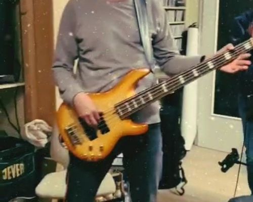 Um in die richtige Stimmung für unseren Unplugged Gig in Sümmern zu kommen, lassen wir es sogar im Proberaum schneien😉...