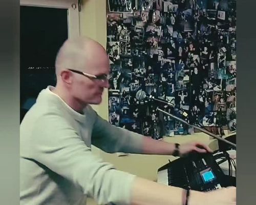 Die Nachwelt wird urteilen.
🎹 Keyboard Solo "Same Page"💥

🎧 Link in Bio

#scyfer #rockband #behindthescene #musikerhumor