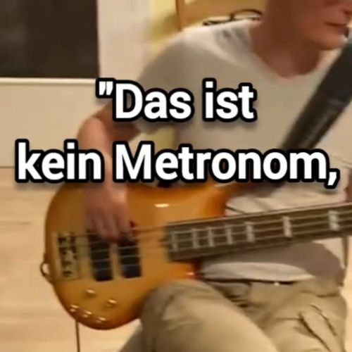 " Unser Tieftonspezialist Marius hat sich ins Studio geschleppt, um 2 neue Songs mit seinem Bass zu veredeln. SCYFER...
